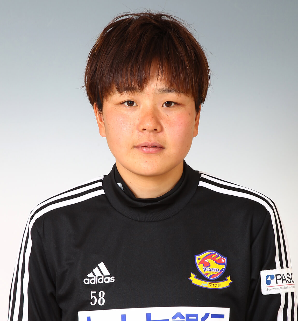 レディースアカデミーコーチ 柳井 里奈の写真を紹介