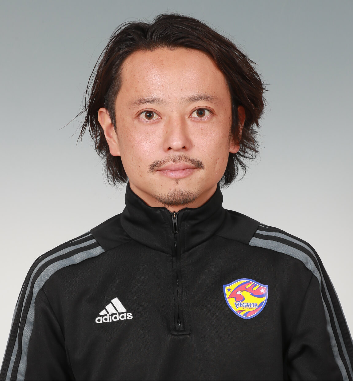 スタッフ顔写真を紹介